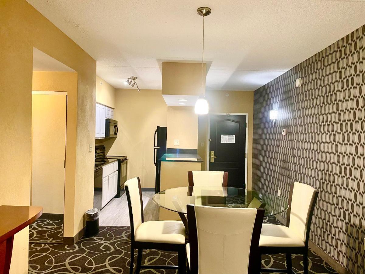 Park Manor Hotel Clifton Park Ngoại thất bức ảnh A suite at the Hilton Garden Inn in San Francisco