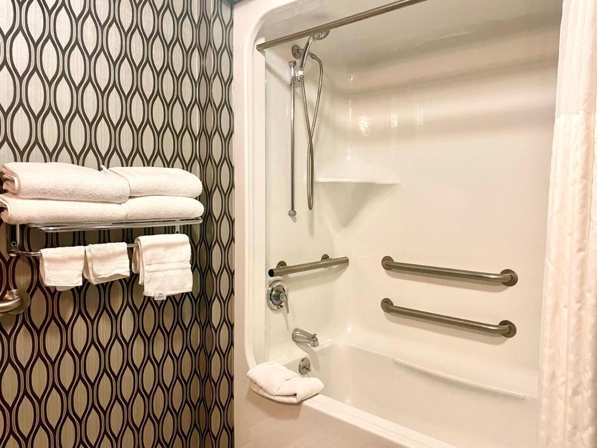 Park Manor Hotel Clifton Park Ngoại thất bức ảnh A shower with grab bars