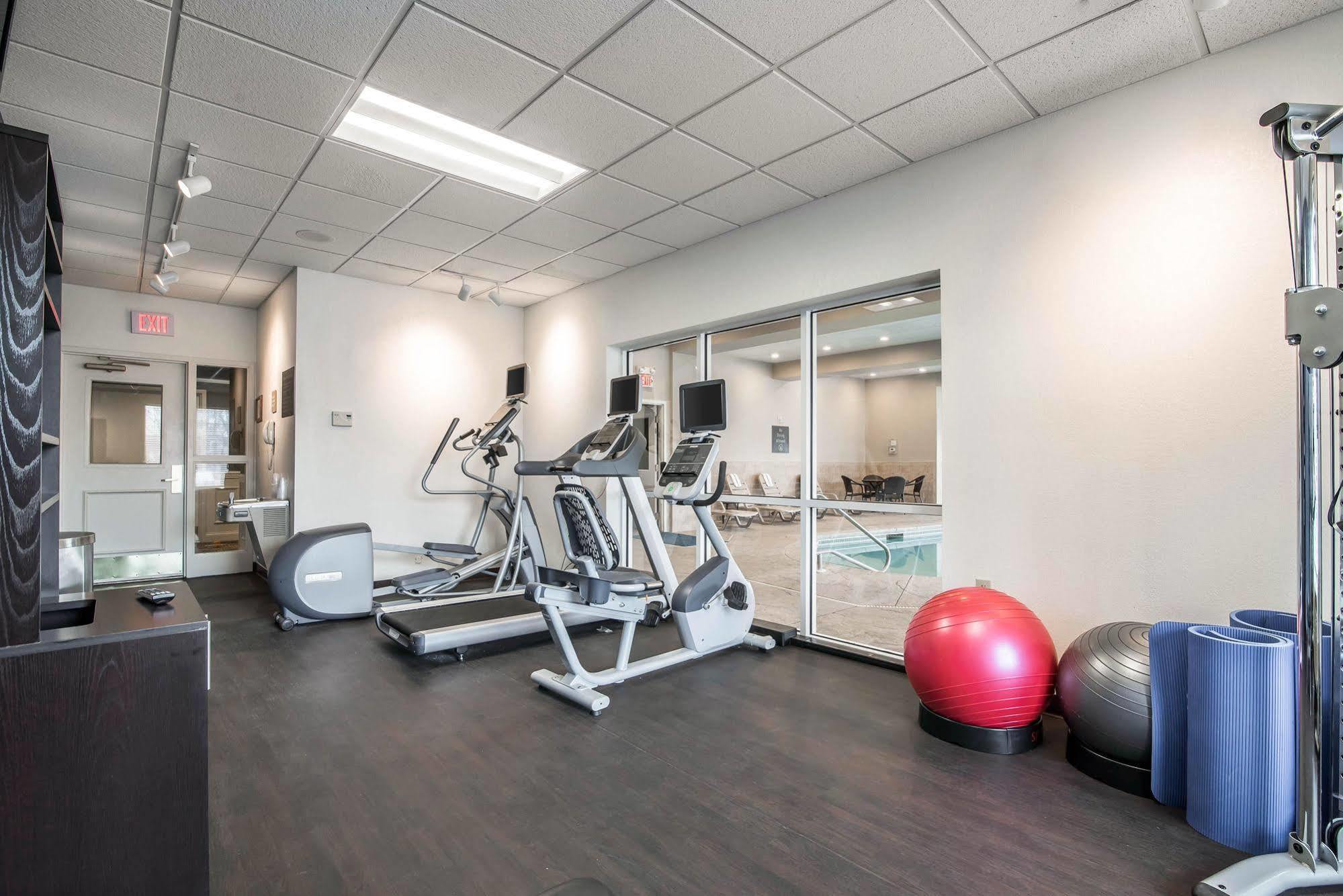 Park Manor Hotel Clifton Park Ngoại thất bức ảnh The fitness center at the 100 North Main Street location