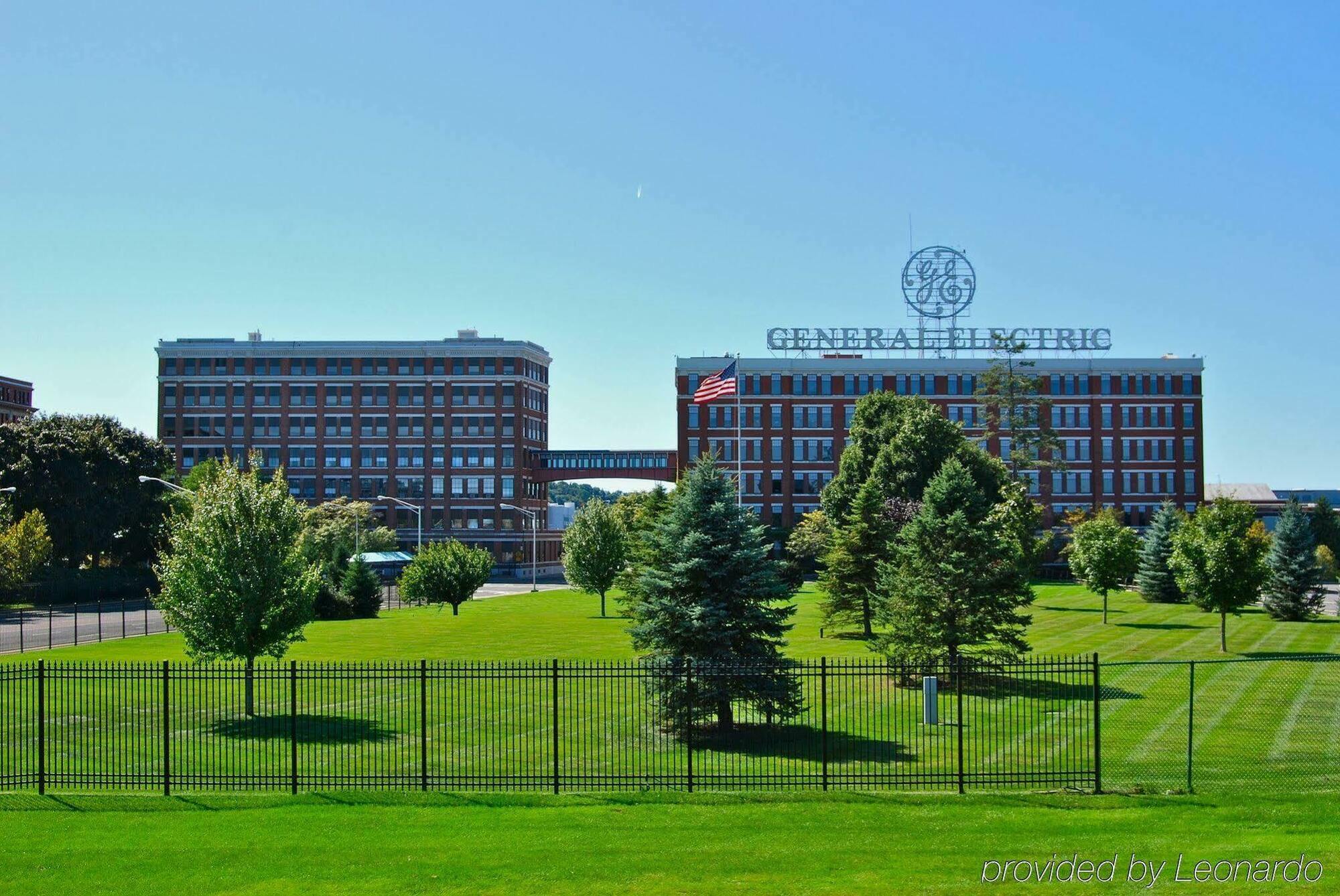 Park Manor Hotel Clifton Park Ngoại thất bức ảnh The General Motors Technical Center in Warren, Michigan